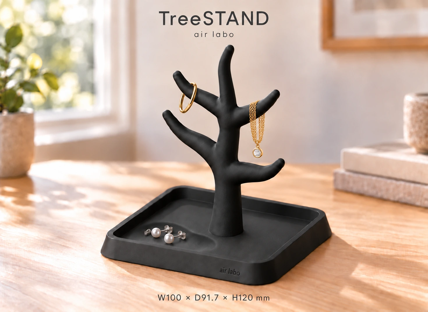 TreeSTAND：幅100mm・全高120mm。浅いくぼみにピアス、枝にリングと二つ折りのネックレスを置いた使用イメージ